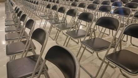 Smart Seating Solutions: Choosing Folding Chairs for Modern Spaces