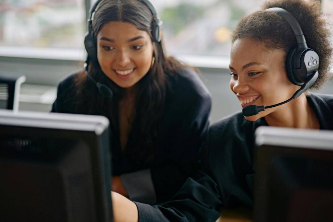  Customer support team using headsets and computers connected to a hosted PBX communication system.
