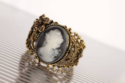 Top Luxury Cameo Jewelry Brands with Modern and Heritage Design