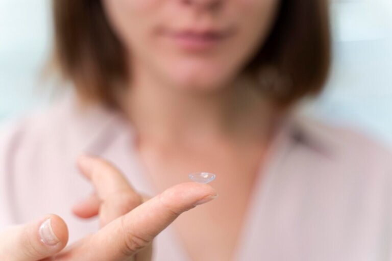 How to Prevent Contact Lenses from Tearing